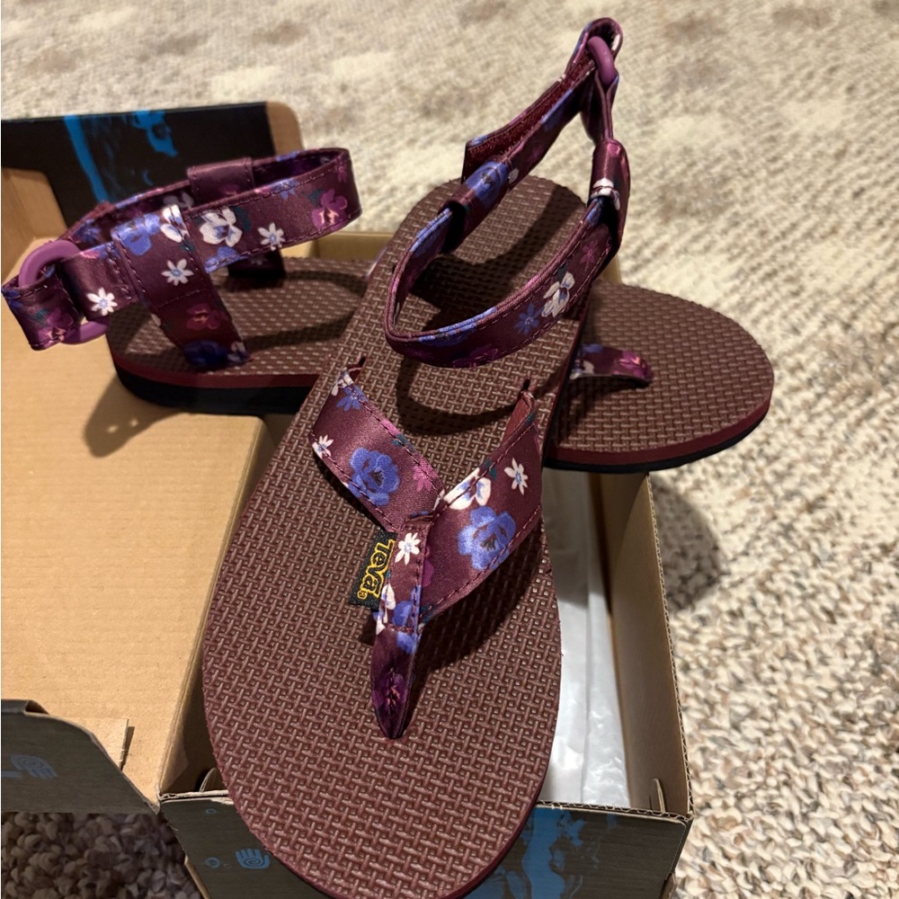 Teva size 6 floral satin women’s sandal